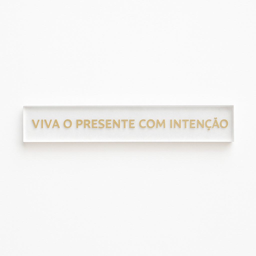 Barra decorativa em acrílico - Viva o presente com intenção - Incomum Oficial
