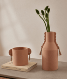 Cachepot ocre com palha - médio - Incomum Oficial