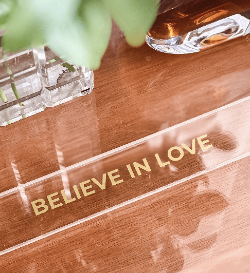 Barra decorativa em acrílico - Believe in love - Incomum Oficial