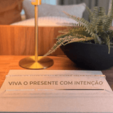 Barra decorativa em acrílico - Viva o presente com intenção - Incomum Oficial