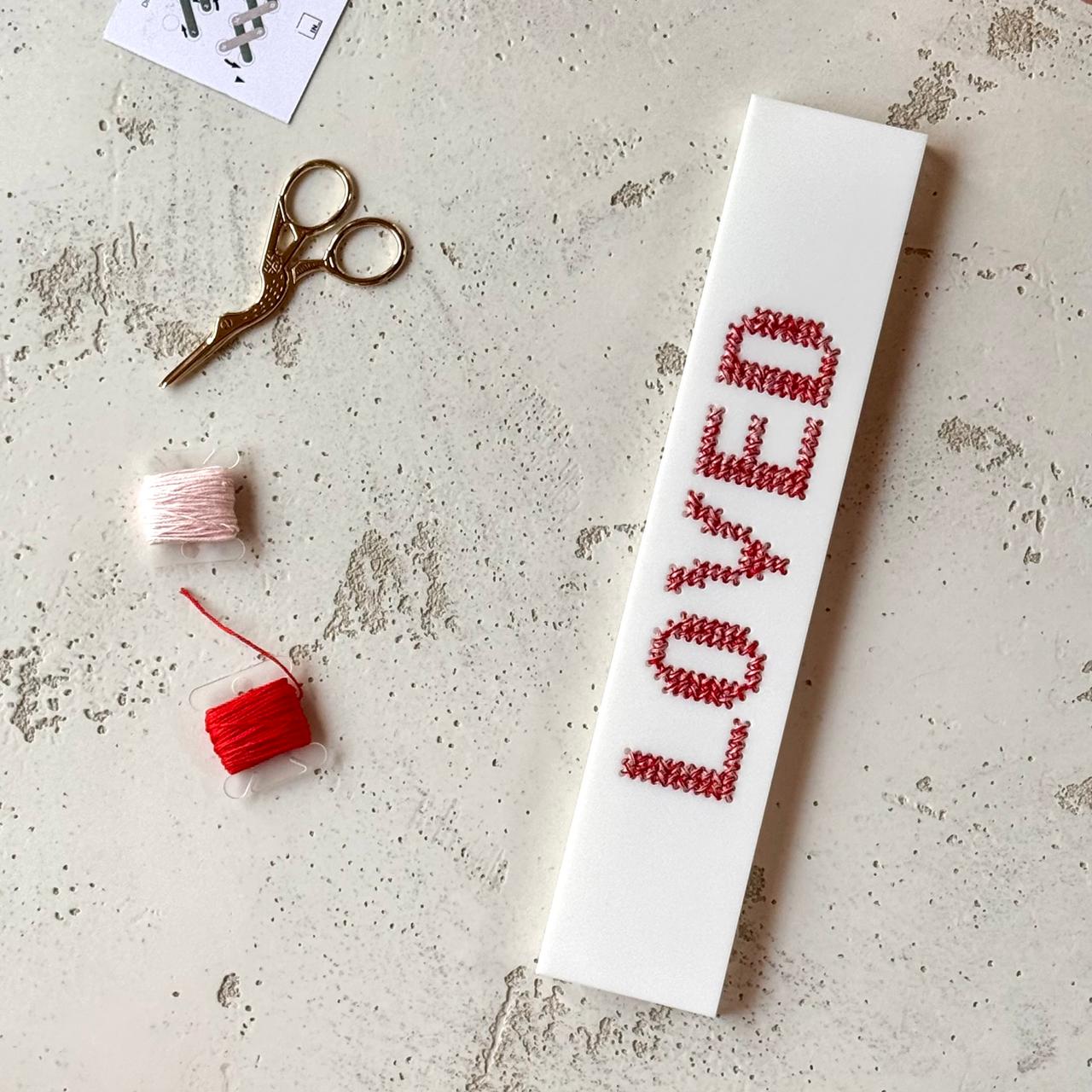 Pontos de Afeto em acrílico - LOVED - Incomum Oficial