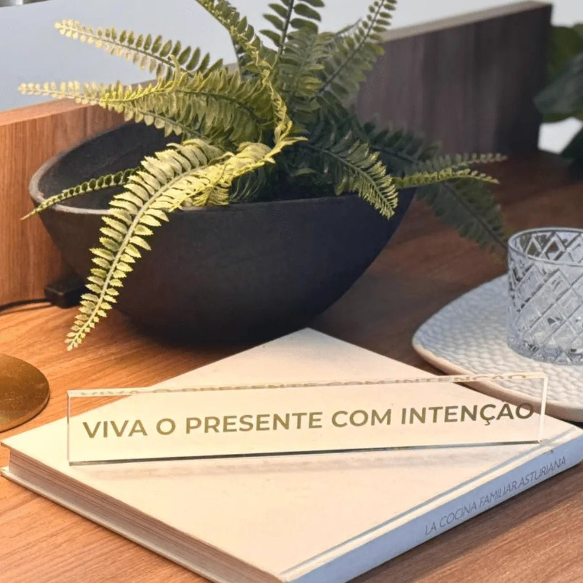 Barra decorativa em acrílico - Viva o presente com intenção - Incomum Oficial