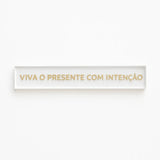 Barra decorativa em acrílico - Viva o presente com intenção - Incomum Oficial