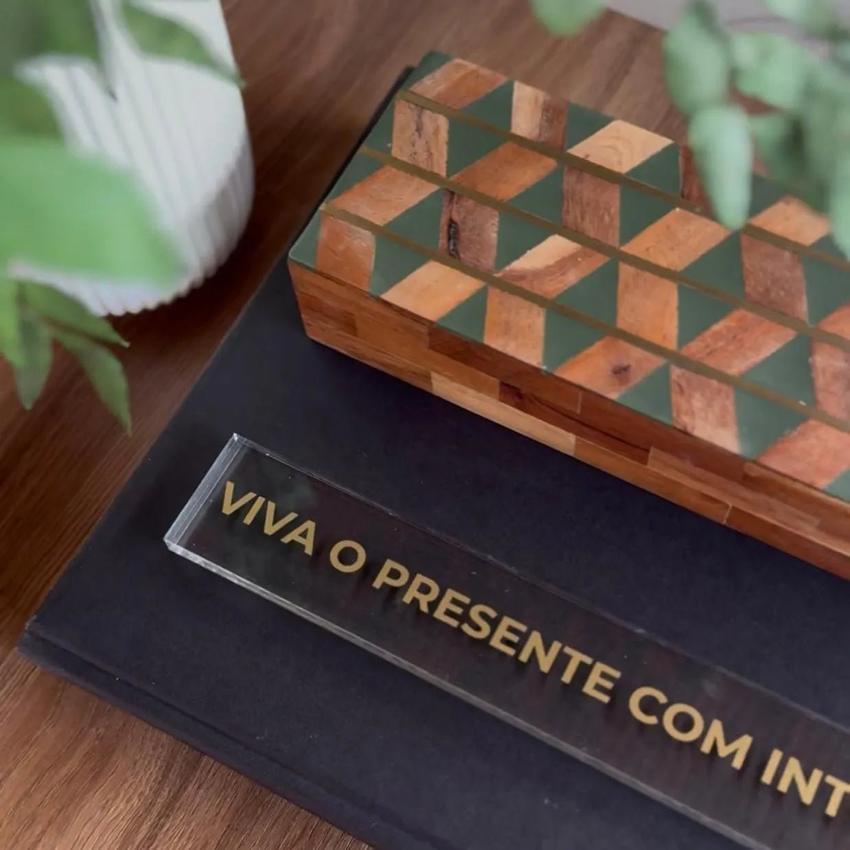 Barra decorativa em acrílico - Viva o presente com intenção - Incomum Oficial