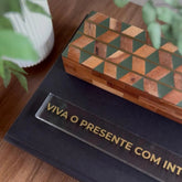 Barra decorativa em acrílico - Viva o presente com intenção - Incomum Oficial