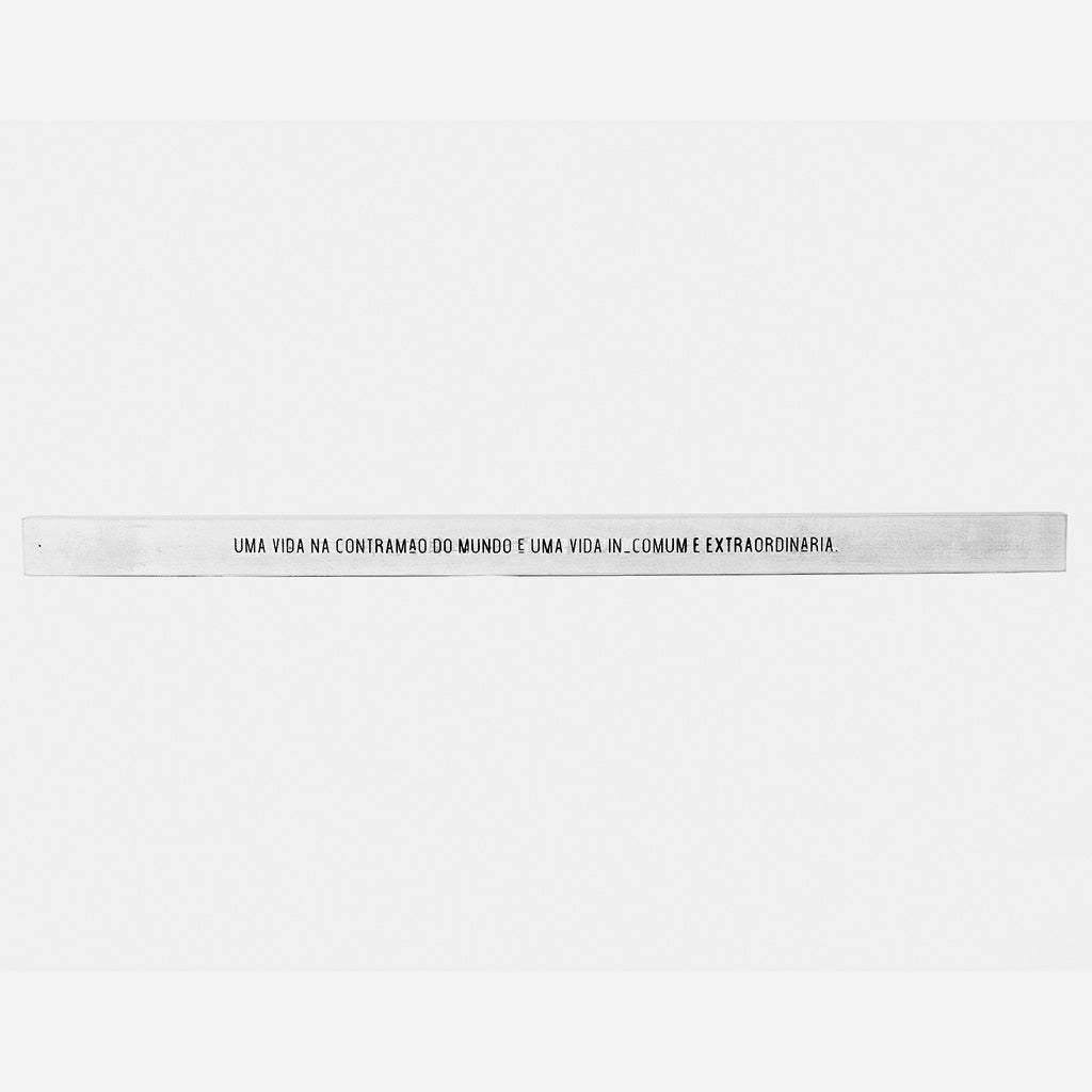 Frase decorativa em madeira - Contramão - 90cmx5cm - Incomum Oficial