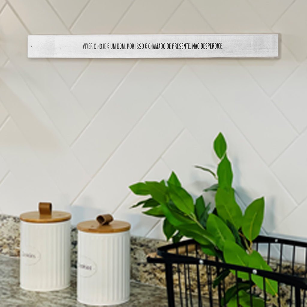 Frase decorativa em madeira - Como você pensa - 90cmx5cm - Incomum Oficial