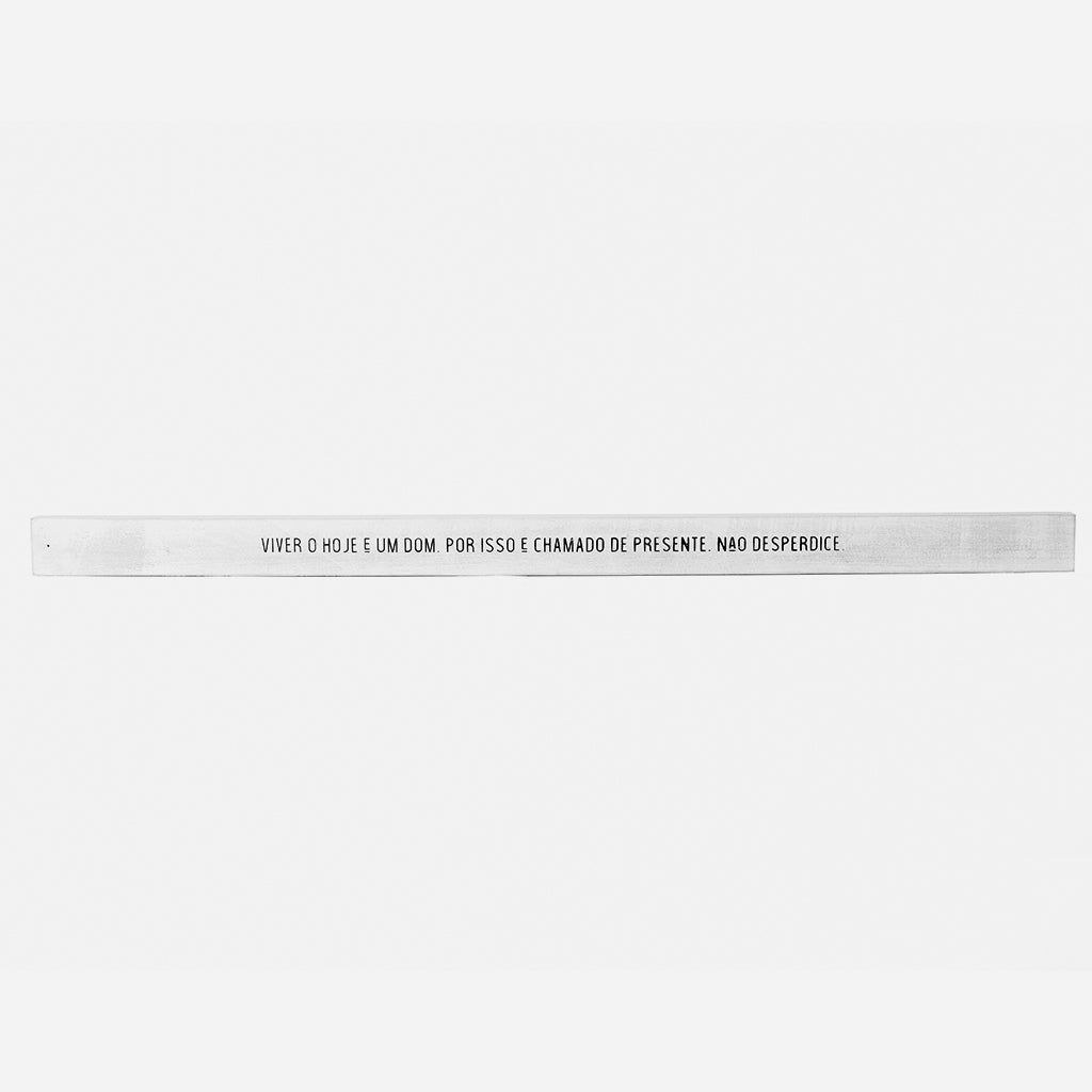 Frase decorativa em madeira - Viver o hoje - 90cmx5cm - Incomum Oficial