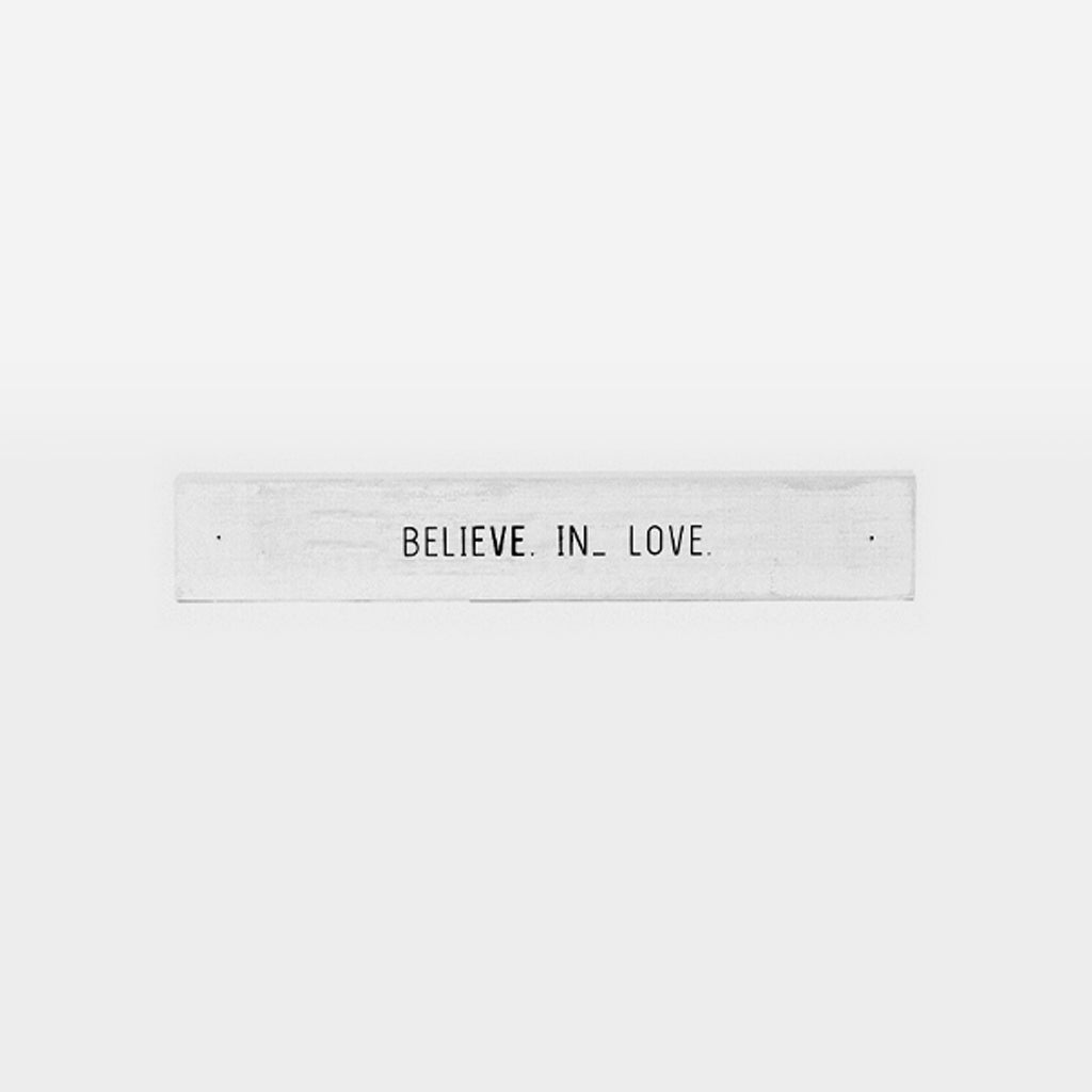 Frase decorativa em madeira - Believe in_love - 30cmx5cm - Incomum Oficial