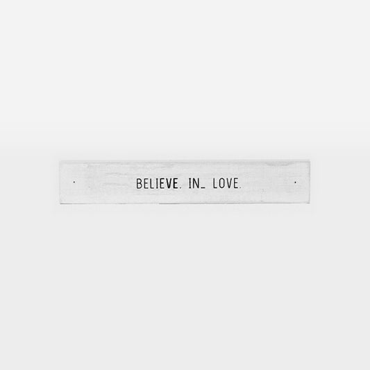 Frase decorativa em madeira - Believe in_love- 30cmx5cm