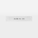 Frase decorativa em madeira - Believe in_love - 30cmx5cm - Incomum Oficial