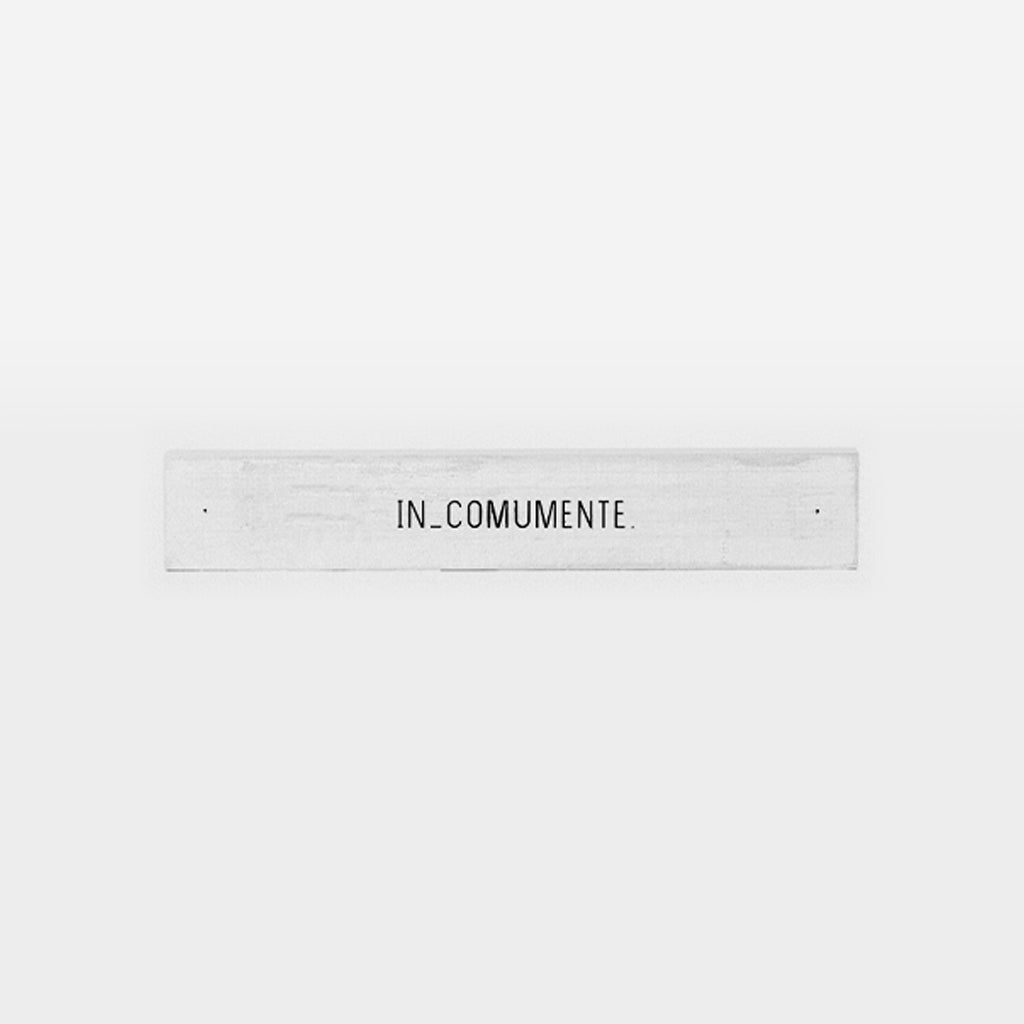 Frase decorativa em madeira - In_comumente - 30cmx5cm - Incomum Oficial