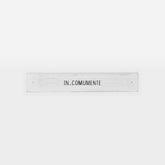 Frase decorativa em madeira - In_comumente - 30cmx5cm - Incomum Oficial