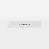 Frase decorativa em madeira - In_comumente - 30cmx5cm - Incomum Oficial