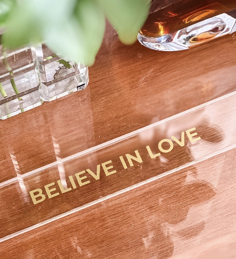 Barra decorativa em acrílico  - Believe in love