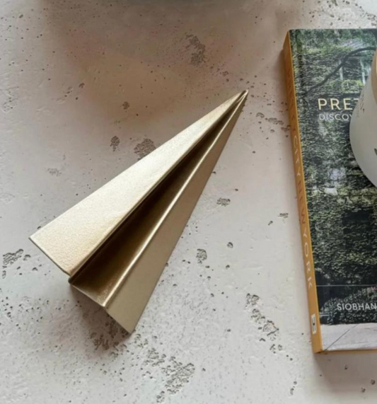Avião - escultura em metal dourado