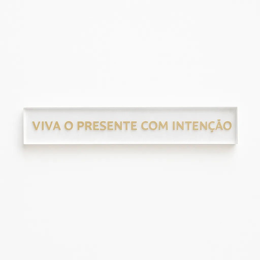 Barra decorativa em acrílico - Viva o presente com intenção - Incomum Oficial