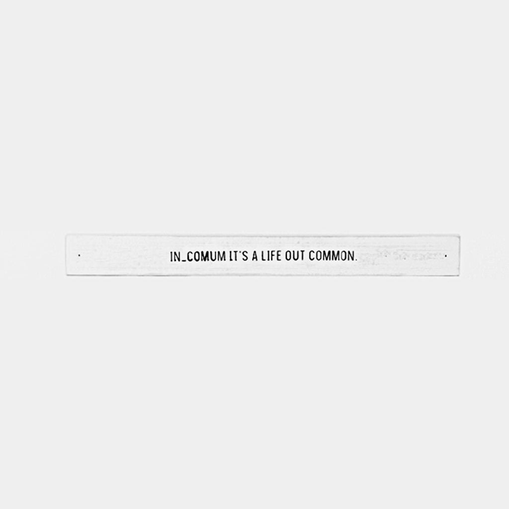 Frase decorativa em madeira - Out commom- 50cmx5cm